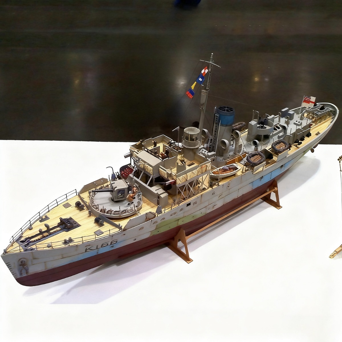 Model Kit Revell - 1/72 Revell Flower-class Frigate Modello di